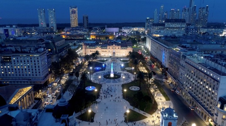 Desde la noche del miÃ©rcoles, once emblemas y monumentos porteÃ±os tambiÃ©n se iluminan con los colores patrios.