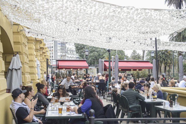 Primavera en pleno invierno porteÃ±o. El termÃ³metro marcÃ³ 27 grados y la gente saliÃ³ a los parques. Foto: Constanza Niscovolos